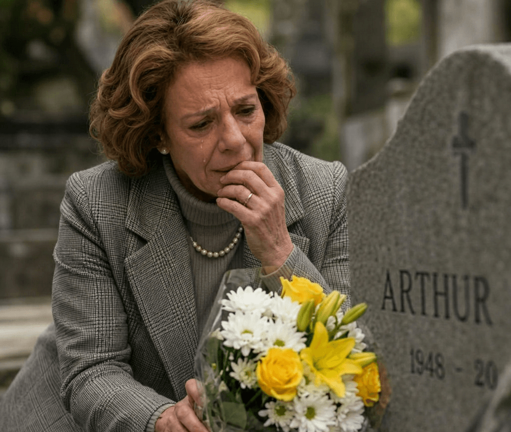 Diná emocionada diante do túmulo de Arthur em cena dramática da novela Quem Ama Cuida.